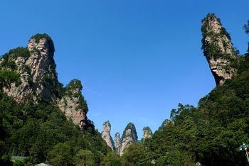 張家界國家森林公園、黃龍洞、天門山、鳳凰古城純玩五日游
